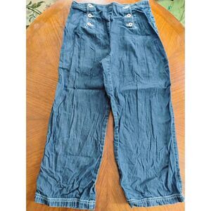 Liz Claiborne Drive-in Capris  Size: 10 (1328)